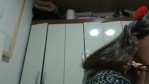 Snapshot of bluee_rose chatting on 02.01.25 rose online show from 02.01.25