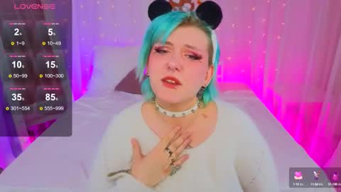 Snapshot of bluelunaray chatting on 09.19.25 Hi my name is Lunaray online show from 09.19.25