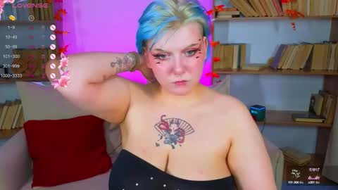 Snapshot of bluelunaray chatting on 09.28.25 Hi my name is Lunaray online show from 09.28.25