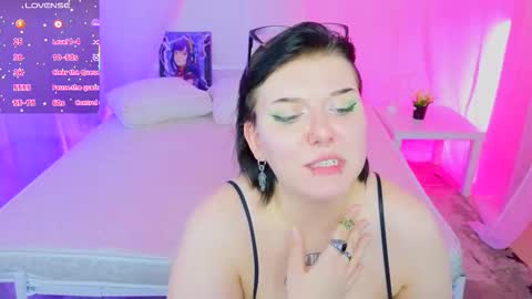 Snapshot of bluelunaray chatting on 11.09.25 Hi my name is Lunaray online show from 11.09.25