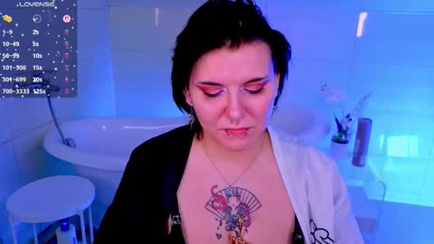 Snapshot of bluelunaray chatting on 11.22.25 Hi my name is Lunaray online show from 11.22.25