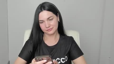 Snapshot of blum_kelly chatting on 10.03.25 Kelly online show from 10.03.25