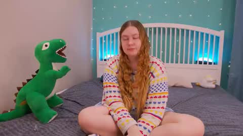 Snapshot of blush_ellie chatting on 11.21.25 Ellie3 online show from 11.21.25