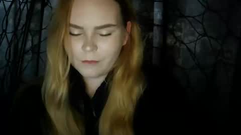 Snapshot of blushing_star chatting on 11.19.25 blushing_star online show from 11.19.25