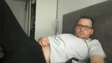 Snapshot of bobbele94 chatting on 12.16.25 bobbele94 online show from 12.16.25