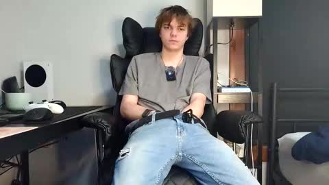 Snapshot of bobby72738 chatting on 12.17.25 bobby72738 online show from 12.17.25