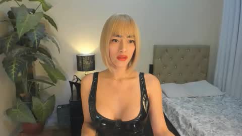 bombshelllaurax online show from 12.20.25