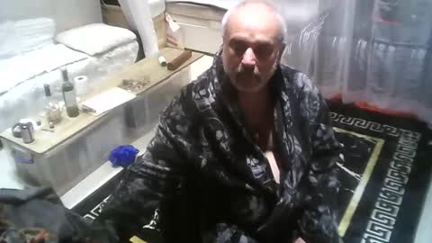 Snapshot of bondgally chatting on 11.01.25 bondgally online show from 11.01.25