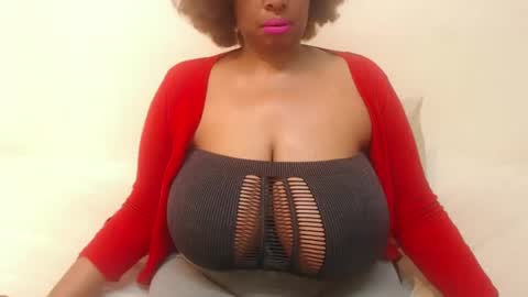 Snapshot of boobyqueen24 chatting on 02.17.25 boobyqueen online show from 02.17.25