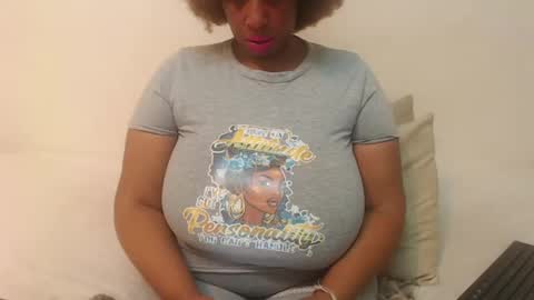 Snapshot of boobyqueen24 chatting on 02.18.25 boobyqueen online show from 02.18.25