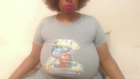 Snapshot of boobyqueen24 chatting on 02.23.25 boobyqueen online show from 02.23.25