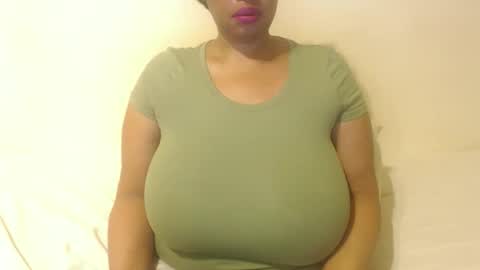 Snapshot of boobyqueen24 chatting on 09.10.25 boobyqueen online show from 09.10.25