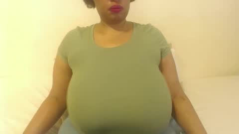 Snapshot of boobyqueen24 chatting on 09.21.25 boobyqueen online show from 09.21.25