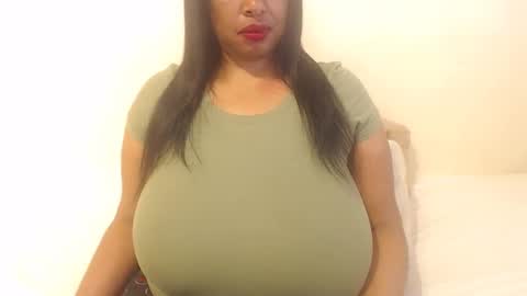 Snapshot of boobyqueen24 chatting on 10.21.25 boobyqueen online show from 10.21.25