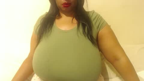 Snapshot of boobyqueen24 chatting on 11.02.25 boobyqueen online show from 11.02.25