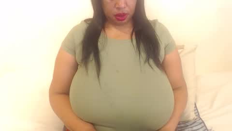 Snapshot of boobyqueen24 chatting on 11.05.25 boobyqueen online show from 11.05.25