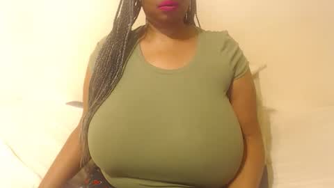 Snapshot of boobyqueen24 chatting on 11.21.25 boobyqueen online show from 11.21.25