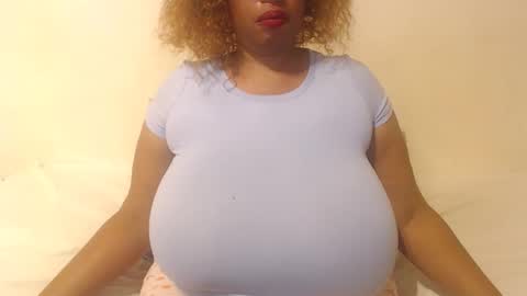 Snapshot of boobyqueen24 chatting on 12.05.25 boobyqueen online show from 12.05.25