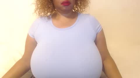 Snapshot of boobyqueen24 chatting on 12.18.25 boobyqueen online show from 12.18.25