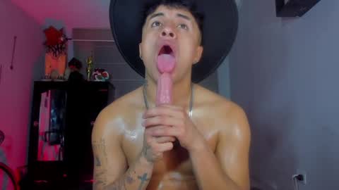 Snapshot of boylatin_777 chatting on 01.21.25 miguel online show from 01.21.25