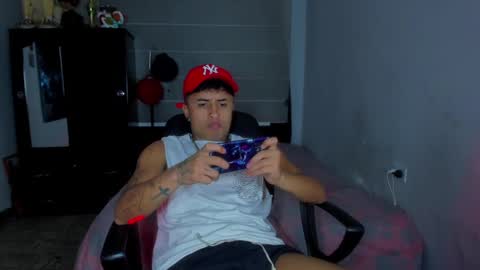 Snapshot of boylatin_777 chatting on 01.22.25 miguel online show from 01.22.25