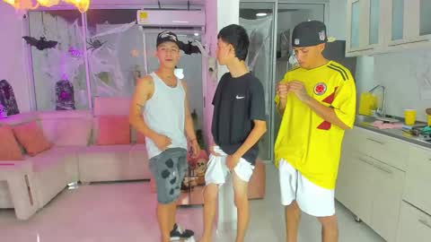 Snapshot of boysdeluxemilitary chatting on 10.03.25 JHON ARES AND NEID online show from 10.03.25