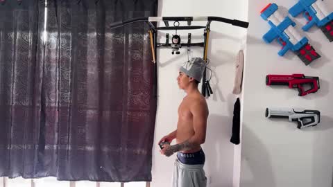 Snapshot of bradley_strong_ chatting on 10.09.25 Bradley Strong online show from 10.09.25