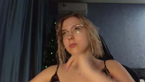 Snapshot of brandy__stars chatting on 12.04.25 Belle online show from 12.04.25