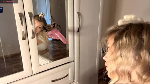 Mia   online show from 04.21.26