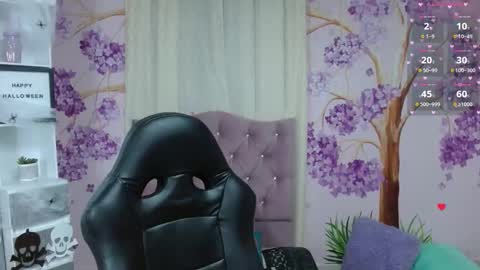 Snapshot of briathomas chatting on 10.18.25 DAYANNA online show from 10.18.25