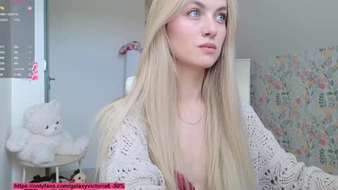 Snapshot of brilliantvictoria chatting on 11.22.25 Vi. online show from 11.22.25