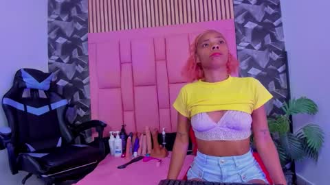 Snapshot of brithanyslim chatting on 12.01.25 brithanyslim online show from 12.01.25