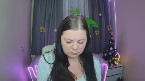 Snapshot of britneyraine chatting on 12.19.25 britneyraine online show from 12.19.25