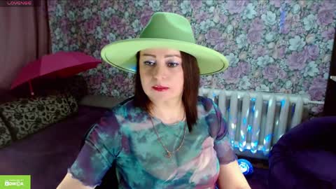 Snapshot of brunette7786 chatting on 04.22.26 Julia online show from 04.22.26