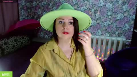 Snapshot of brunette7786 chatting on 04.25.26 Julia online show from 04.25.26