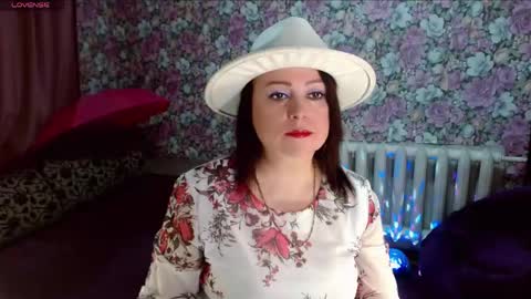 Snapshot of brunette7786 chatting on 05.15.26 Julia online show from 05.15.26