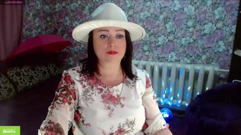 Snapshot of brunette7786 chatting on 05.27.26 Julia online show from 05.27.26