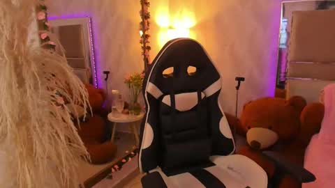 Snapshot of brunettklaryss chatting on 11.20.25 Brenda online show from 11.20.25