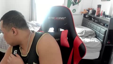 Snapshot of buffsexyman24 chatting on 02.20.25 buffsexyman24 online show from 02.20.25