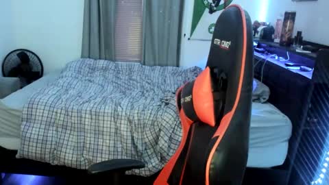 Snapshot of buffsexyman24 chatting on 02.25.25 buffsexyman24 online show from 02.25.25