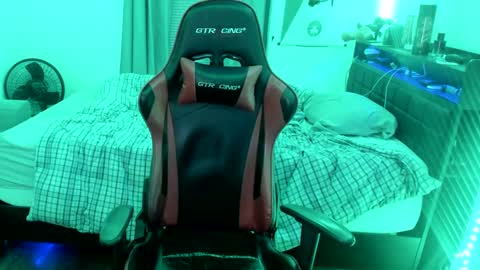 Snapshot of buffsexyman24 chatting on 02.26.25 buffsexyman24 online show from 02.26.25