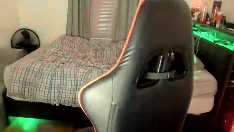 Snapshot of buffsexyman24 chatting on 03.02.25 buffsexyman24 online show from 03.02.25