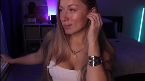 Snapshot of bunny_tsukino chatting on 12.14.24 B U N N Y online show from 12.14.24