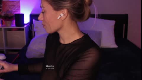 Snapshot of bunny_tsukino chatting on 12.26.24 B U N N Y online show from 12.26.24