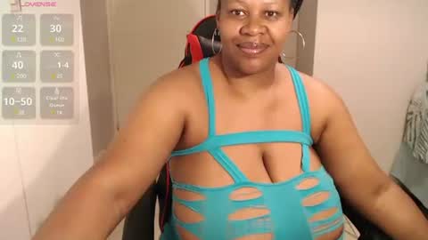 Snapshot of bustylisa85 chatting on 12.08.24 lisa online show from 12.08.24