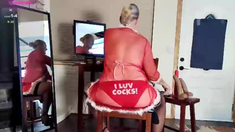 Snapshot of bwoodsbabe chatting on 12.17.25 Bee and John online show from 12.17.25