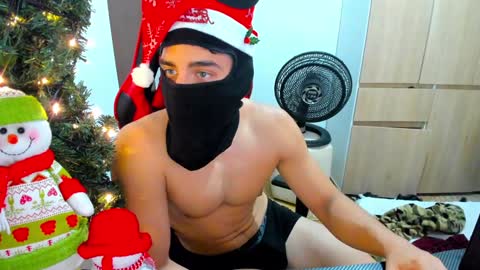 Snapshot of calihotcaliente27 chatting on 12.18.24 calihotcaliente27 online show from 12.18.24