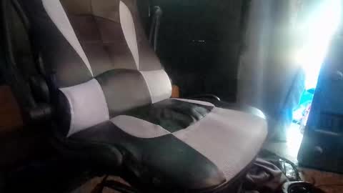 Snapshot of calisguitar chatting on 12.11.24 Calisguitar online show from 12.11.24