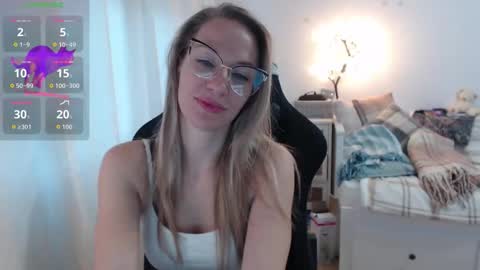 Snapshot of camie_peach chatting on 10.24.25 camie_peach online show from 10.24.25