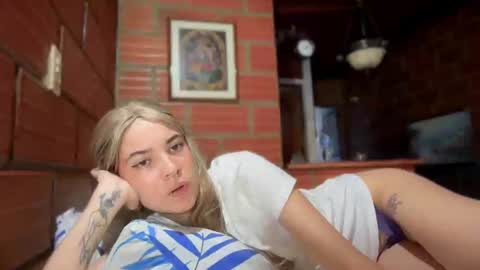 Snapshot of camii19y chatting on 10.13.25 camii19y online show from 10.13.25